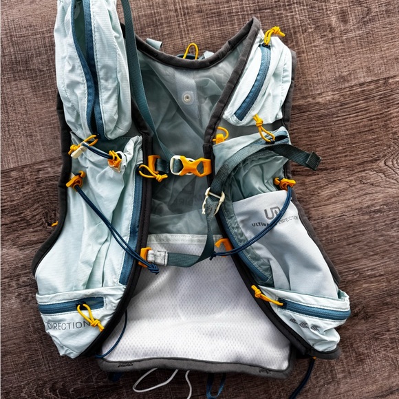 Ultimate Direction Blue Hydration Backpack (one broken buckle) - Picture 3 of 3